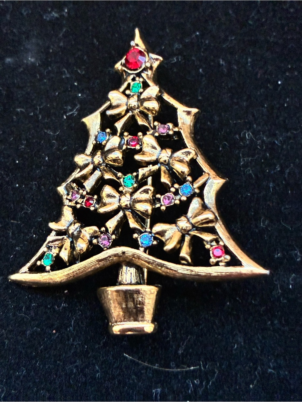 vintage EUC LIA gold-tone
Christmas tree brooch w/ multicolored rhinestones